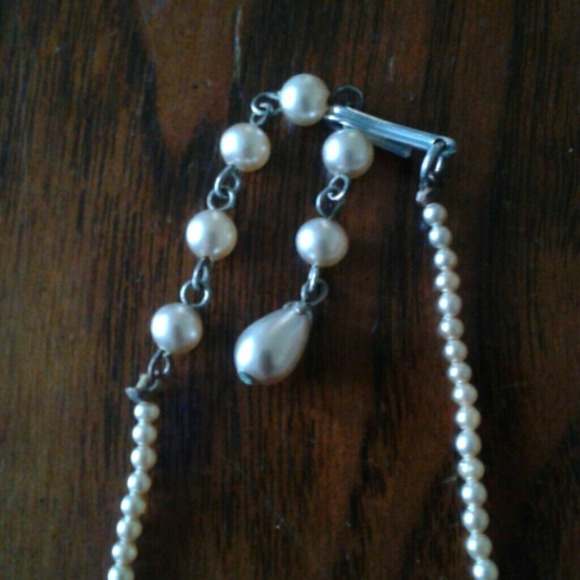 Vintage mid- century old faux small pearls all in good shape! Beautiful - Picture 2 of 6